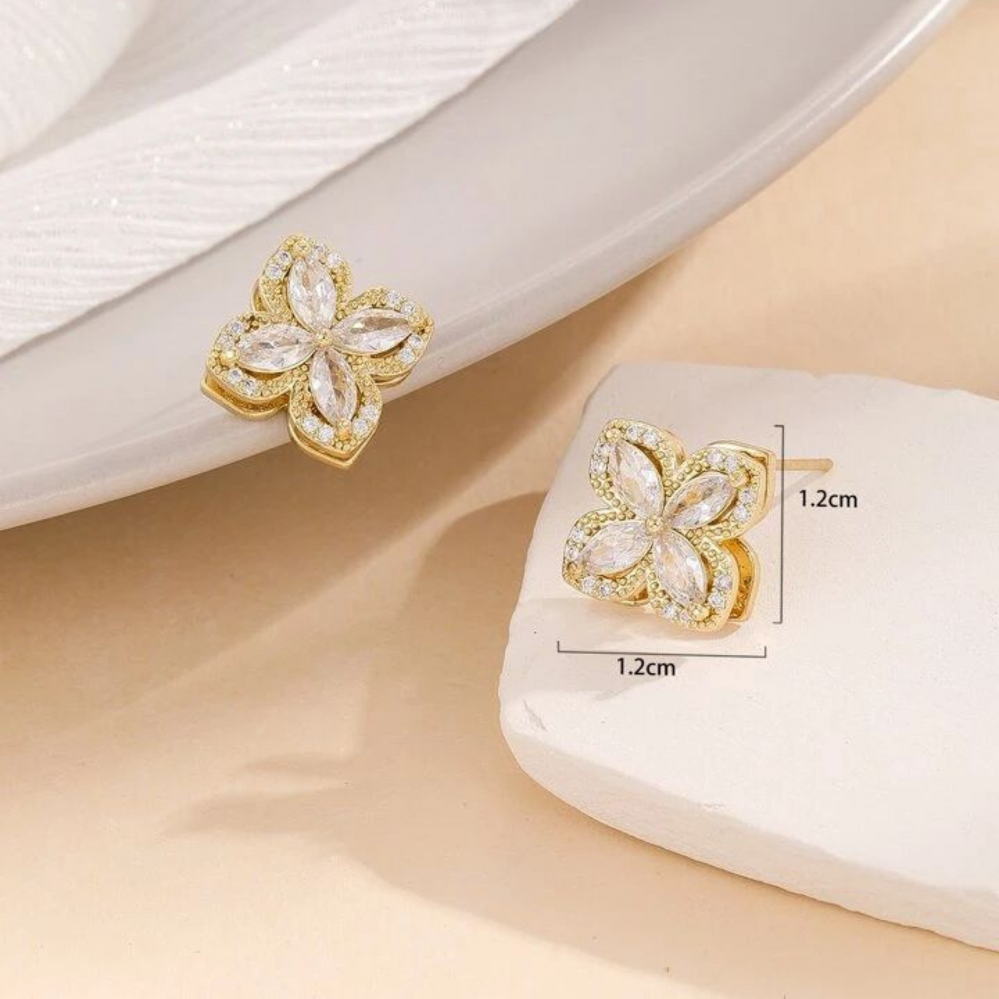 Aretes giratorios flor dorada