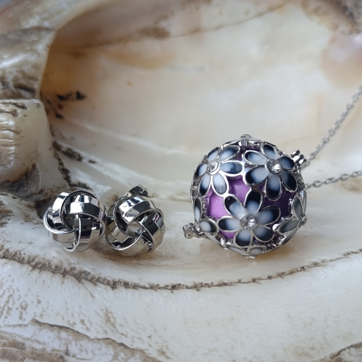 Collar llamador de ángel morado