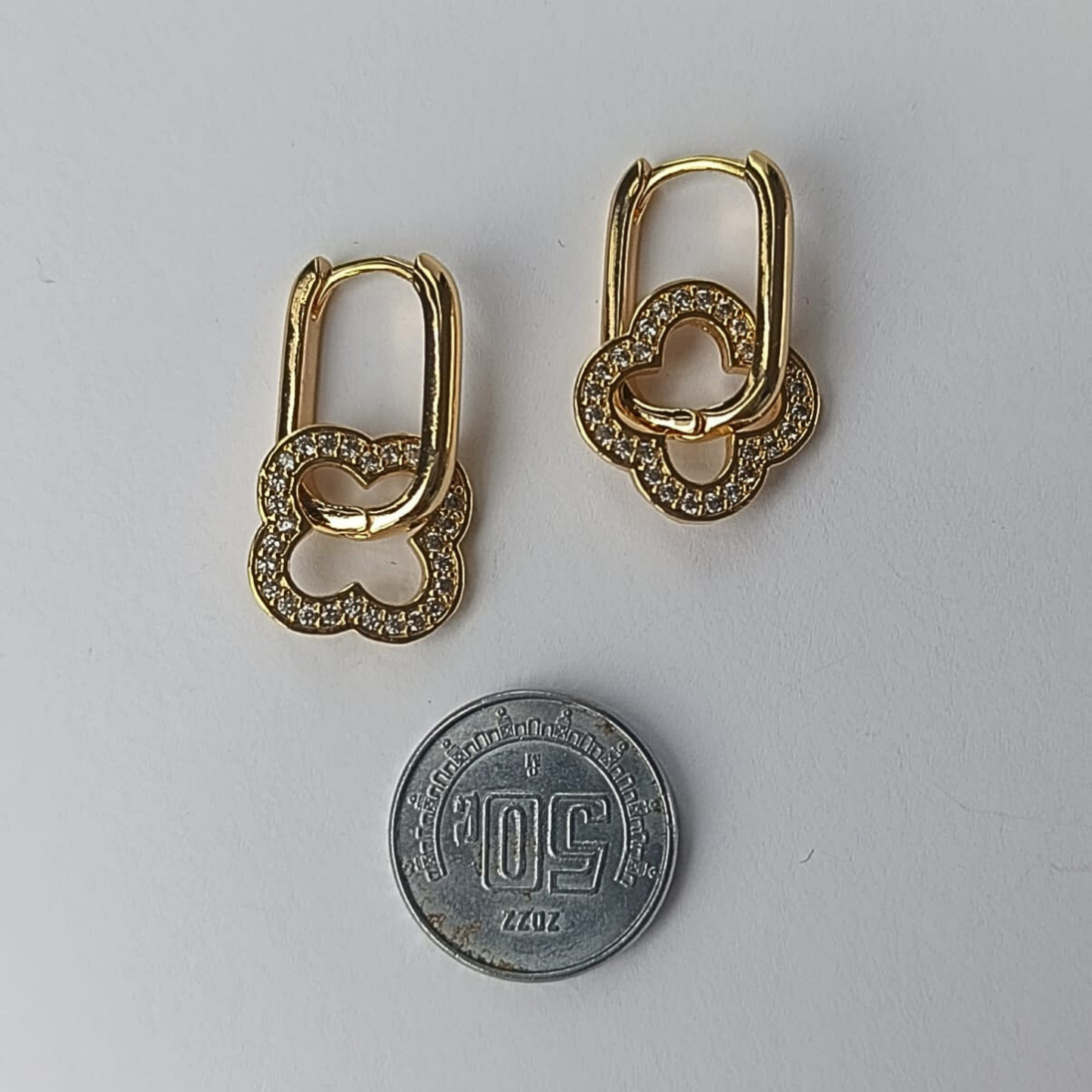 Arracadas Huggie trebol