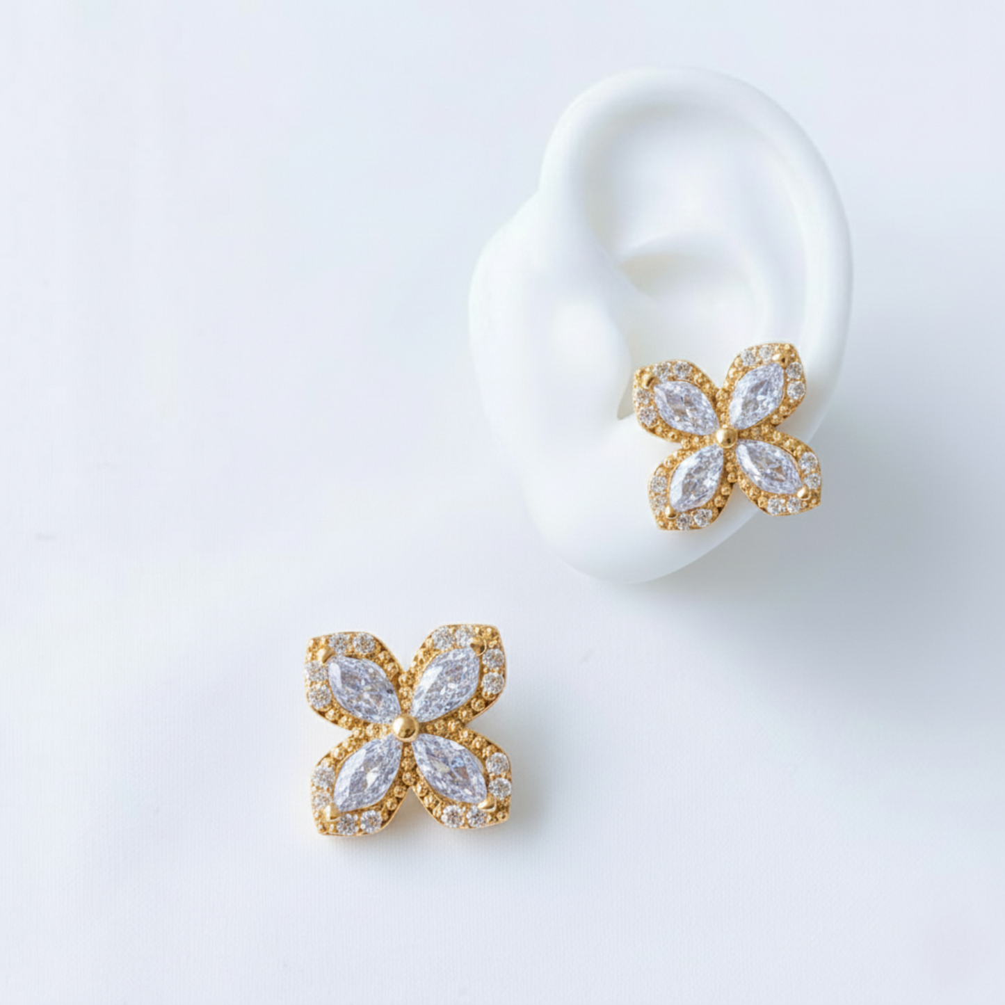 Aretes giratorios flor dorada