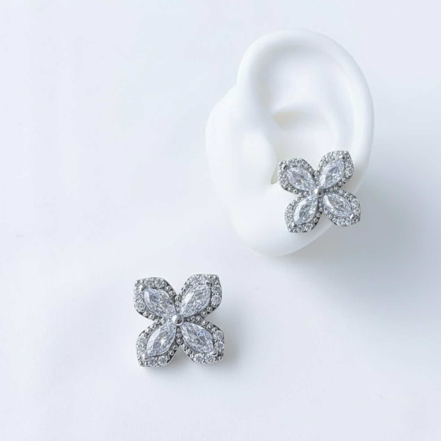 Aretes giratorios flor plateada