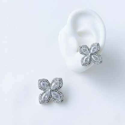 Aretes giratorios flor plateada