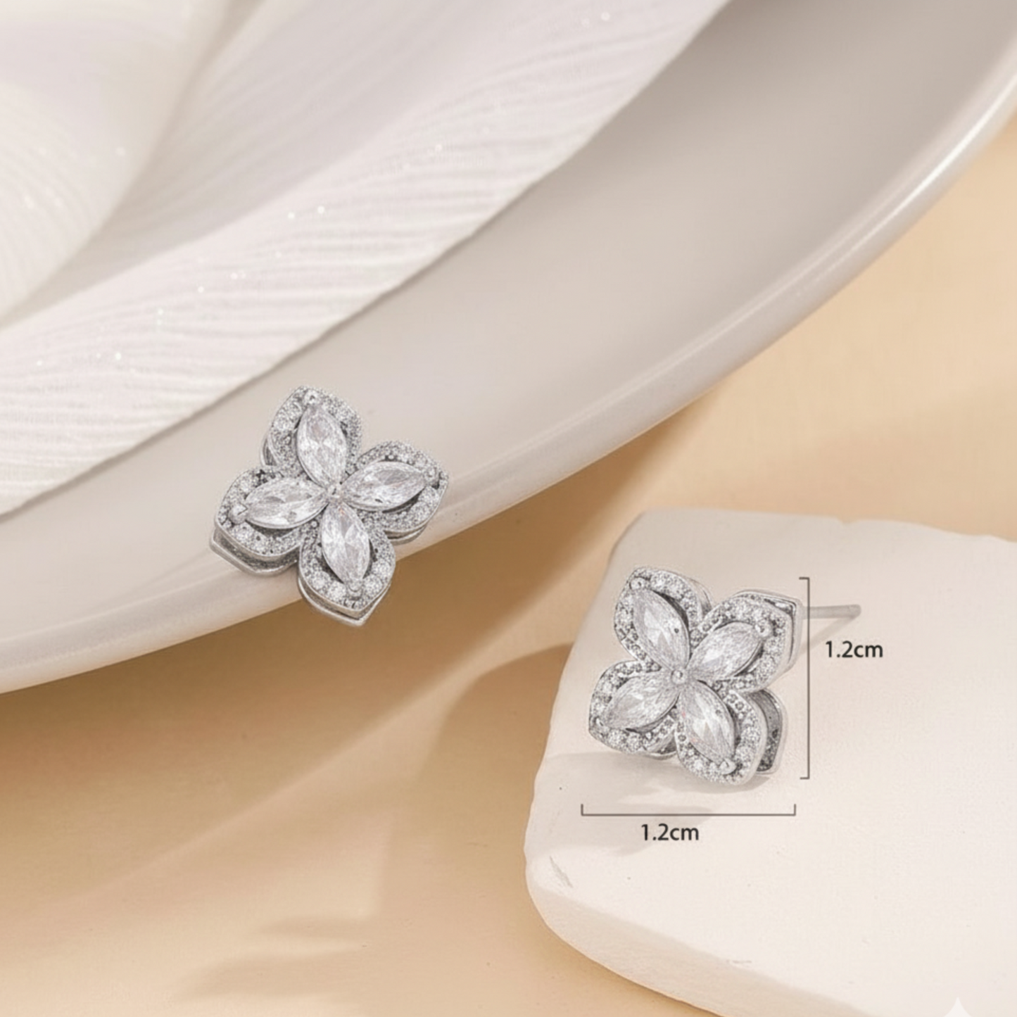 Aretes giratorios flor plateada