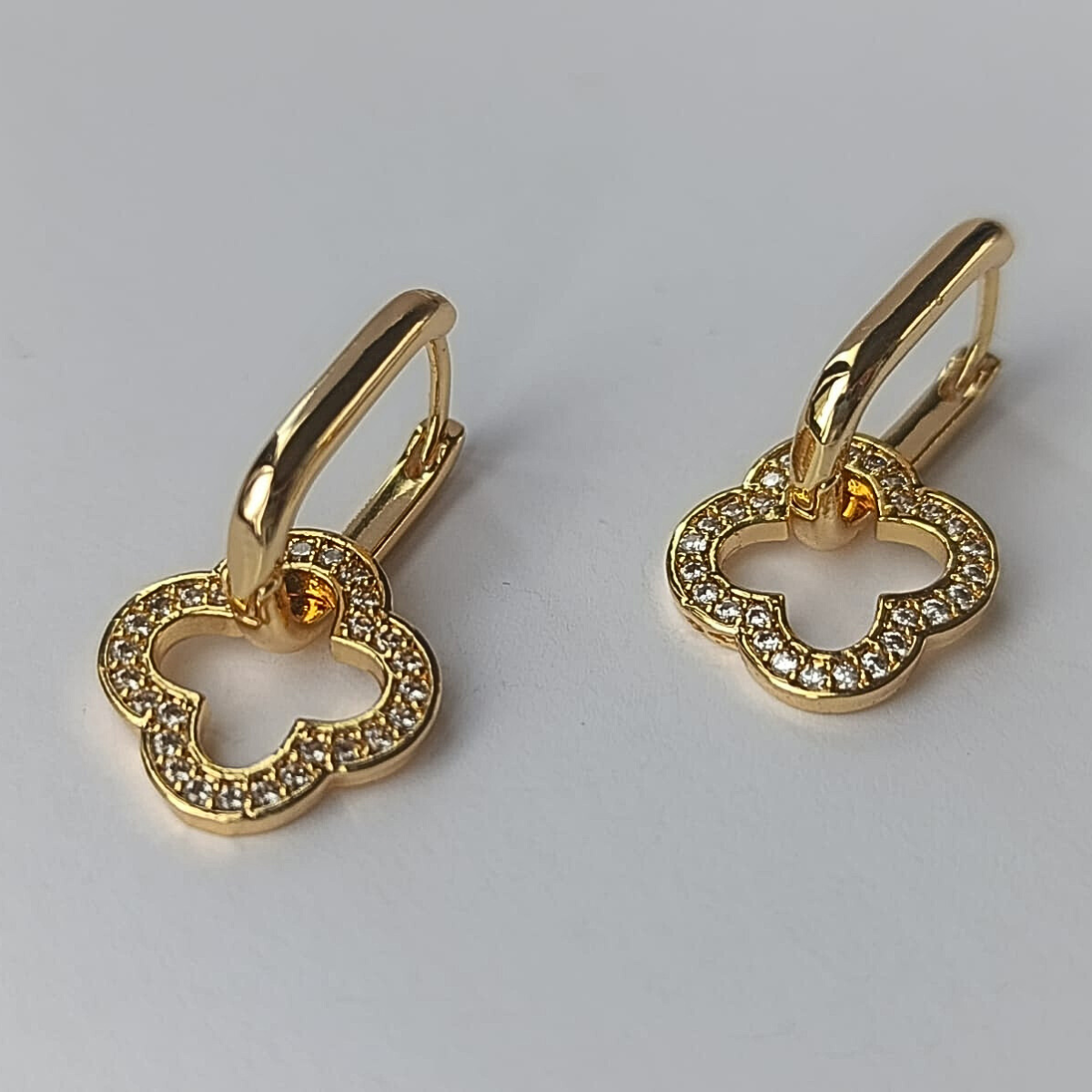 Arracadas Huggie trebol