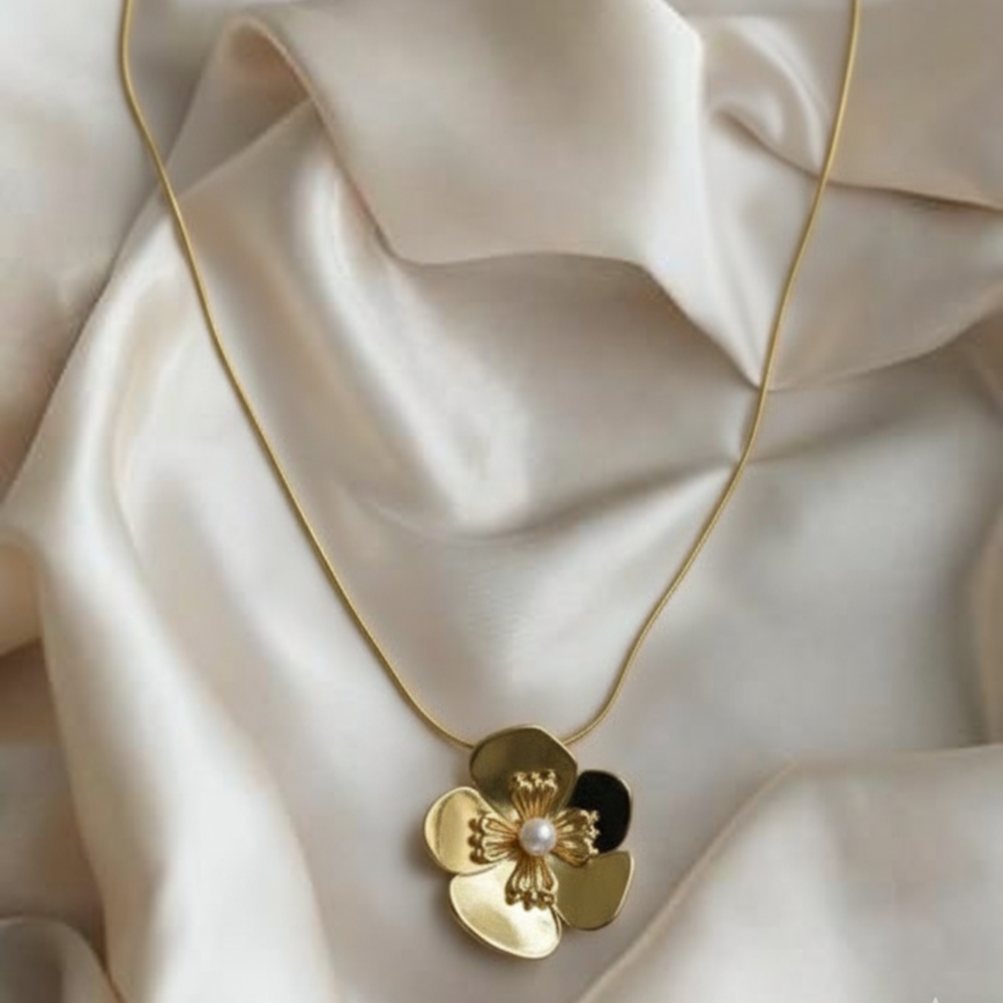 Collar Flor Dorada con Detalle de Perla