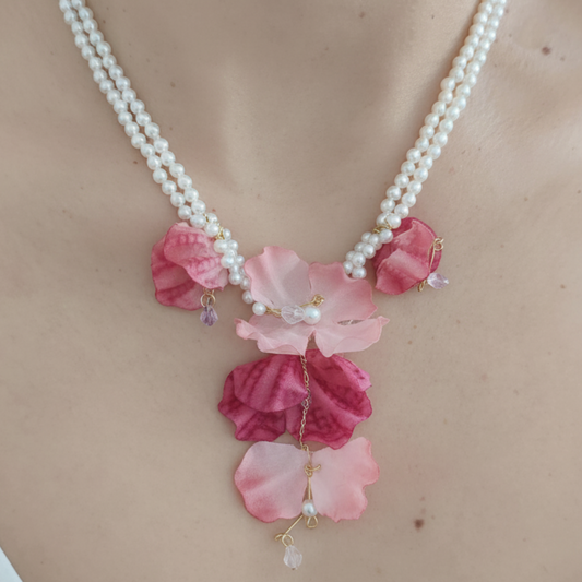 Collar Triple mini Perlas con Flores Rosadas
